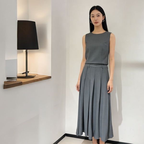 Lightweight twill pleated skirt