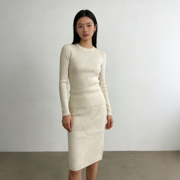 Knitted solid color midi skirt