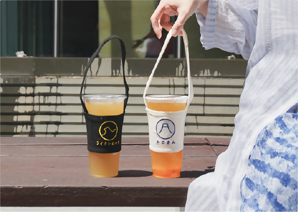 hand-holding-white-mt-fuji-cup-sleeve-next-to-black-one-Kamon-Cup-Sleeve-Hong-Kong-Kwun-Tong-Grandmama-store