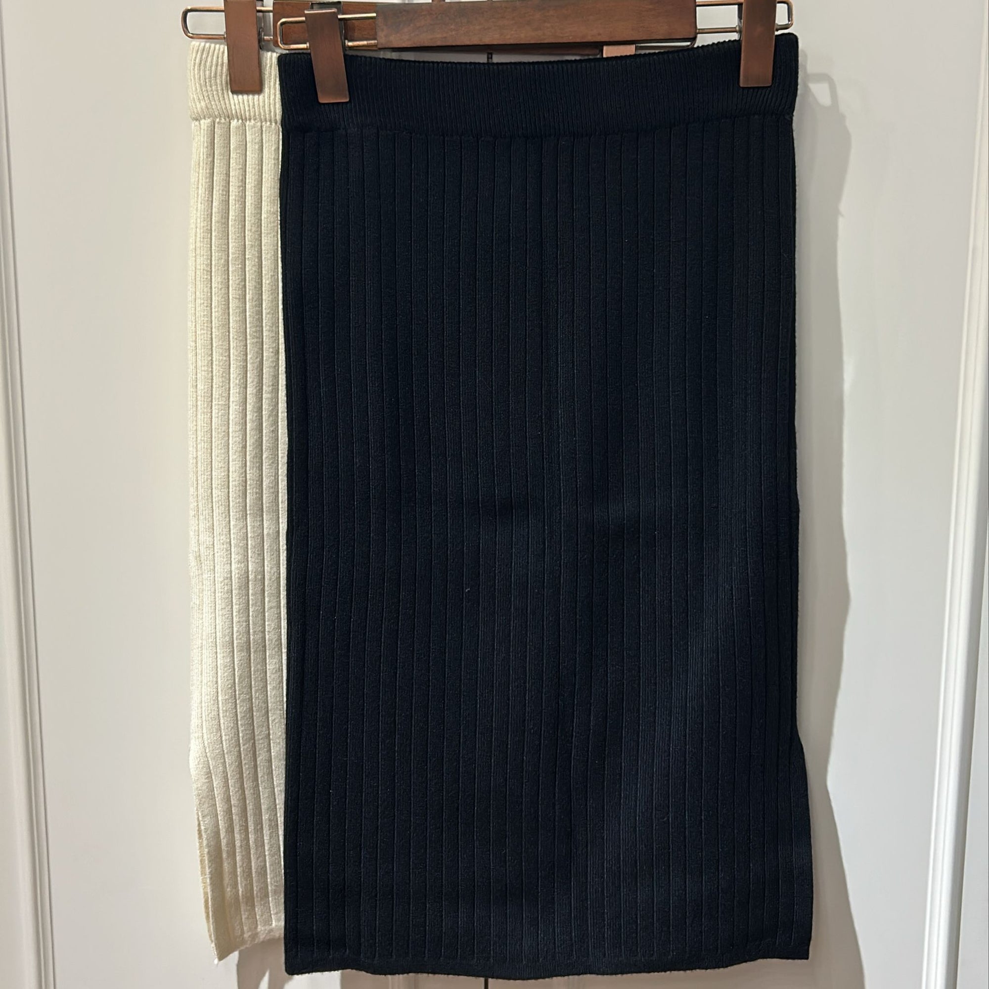 Knitted solid color midi skirt