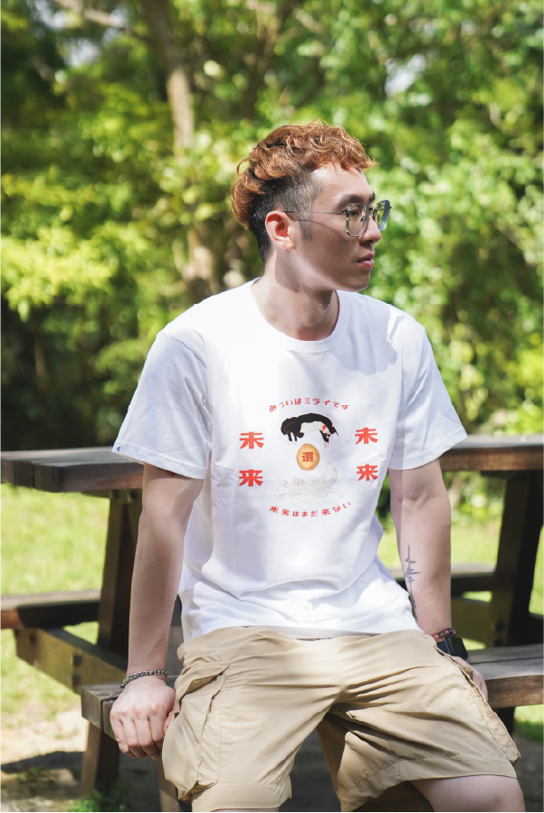 man-with-glasses-sitting-outdoors-wearing-red-cat-tee-Lazy-Cat-Tee-Hong-Kong-Kwun-Tong-Grandmama-store