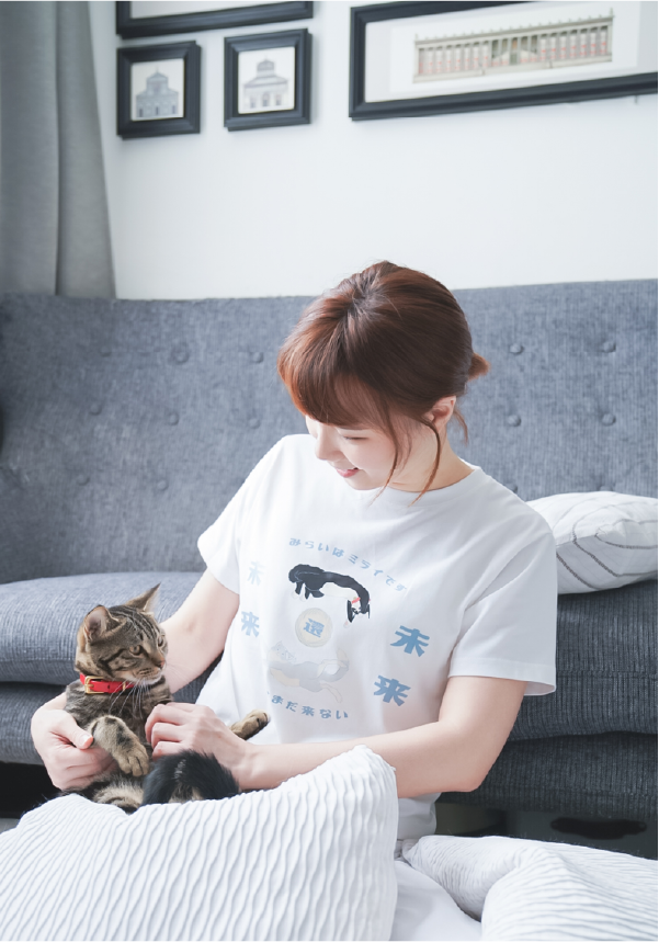 woman-holding-tabby-cat-wearing-light-blue-cat-tee-Lazy-Cat-Tee-Hong-Kong-Kwun-Tong-Grandmama-store