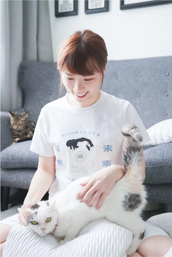woman-holding-white-cat-wearing-light-blue-cat-tee-Lazy-Cat-Tee-Hong-Kong-Kwun-Tong-Grandmama-store