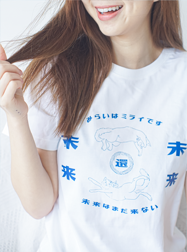 woman-smiling-close-up-wearing-white-tee-with-blue-cat-print-Lazy-Cat-Tee-Hong-Kong-Kwun-Tong-Grandmama-store