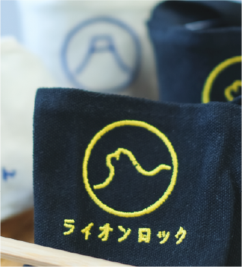 yellow-lion-rock-embroidery-detail-on-black-cup-sleeve-Kamon-Cup-Sleeve-Hong-Kong-Kwun-Tong-Grandmama-store
